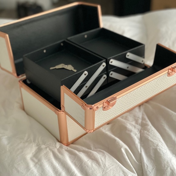 BELLA case - Picture 3 of 7